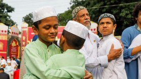নামাজ, মোনাজাত ও শুভেচ্ছা বিনিময়ে রাজধানীতে ঈদের সকাল (ফটো স্টোরি)
