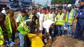 কোরবানির পশুর বর্জ্য পরিষ্কার করছেন প্রতিমন্ত্রী