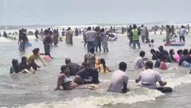 কক্সবাজার সৈকতে পর্যটকদের উপচেপড়া ভিড়