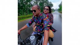 সরকারি কর্মকর্তার হেলমেট ছাড়া বাইক চালানোর ভিডিও ভাইরাল, মিশ্র প্রতিক্রিয়া