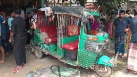 পিকআপ-অটোরিকশার সংঘর্ষে বাবা-ছেলে নিহত