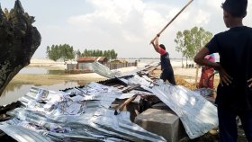 ব্রহ্মপুত্র তীরে বালু ব্যবসায়ীদের টোল ঘর গুঁড়িয়ে দিলো এলাকাবাসী