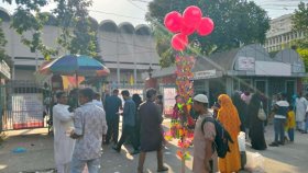 ছুটির বিকালে রাজধানীর বিনোদনকেন্দ্রে উপচে পড়া ভিড়