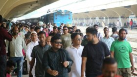 ছুটি শেষে ঢাকামুখী যাত্রীদের ভিড়ে মুখর কমলাপুর রেলস্টেশন