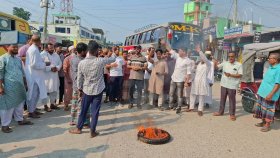 ডাকসু নেতার নেতৃত্বে সড়ক অবরোধ করে বিক্ষোভ, ভোগান্তি