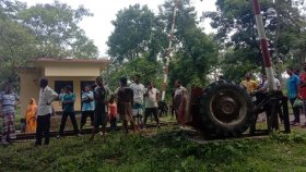 লেভেলক্রসিংয়ে শ্রমিক বহনকারী ট্রাক্টরে ট্রেনের ধাক্কা