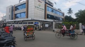খসে পড়ছে পলেস্তারা, তার ভেতরে নাগরিক সেবা