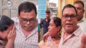 কারামুক্ত স্বামীকে জড়িয়ে কাঁদলেন স্ত্রী, আবার ধরে নিয়ে গেলো ডিবি পুলিশ