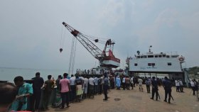 ফেরিঘাটে আবার নদীতে পড়লো বাস, দায় কার