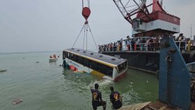 আবার কীভাবে নদীতে পড়লো বাস