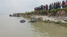 পদ্মা নদীতে ট্রাক্টর ডুবে চালকের মৃত্যু