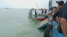 দৌলতদিয়া ফেরিঘাটে আবারও পদ্মায় ডুবে গেলো বাস