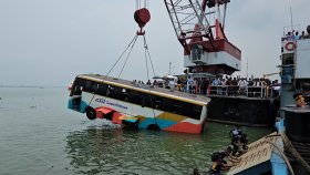 পদ্মা নদীতে বাস পড়ার ঘটনায় মামলা, আসামি করা হলো যাদের
