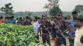 মেহেরপুর সীমান্তে ঠেলে দেওয়া ৬ জনের প্রবেশ ঠেকালো বিজিবি-গ্রামবাসী