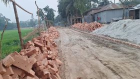 প্রধানমন্ত্রীর সফর শেষে তুলে নেওয়া হলো সেই সড়কের ইট 