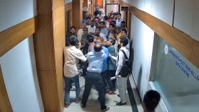প্রকৌশলীকে কক্ষ থেকে টেনেহিঁচড়ে বের করলেন শ্রমিকনেতারা