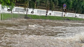 ঘণ্টাখানেকের বৃষ্টিতে তলিয়ে গেল ঢাকার বিভিন্ন এলাকা