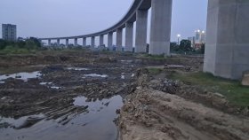পদ্মা সেতুর পিলারের নিচের মাটি কেটে নিয়ে যাচ্ছে কারা?