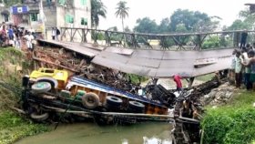 গোপালগঞ্জে বেইলি ব্রিজ ভেঙে ট্রাক ও ইজিবাইক খালে, আহত ৪
