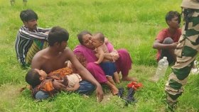 এভাবে ফেলায় রাখিয়েন না, বাচ্চাগুলা মরে যাবে, সীমান্তে কাঁদছেন মা