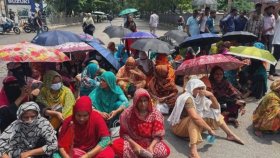 মহাখালী-তেজগাঁও সড়কে পোশাক শ্রমিকদের অবরোধ, বকেয়া বেতনের দাবি