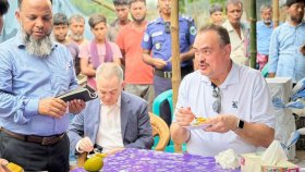 বানেশ্বর হাটে ৫ জাতের আম খেয়ে মার্কিন রাষ্ট্রদূত বললেন, ‘দুটি বেশি মজা’