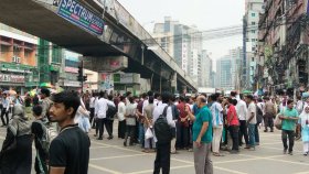 সহপাঠীদের আটকে রাখার অভিযোগে বিক্ষোভ, অচল শান্তিনগর মোড়