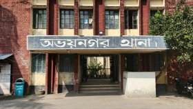 বিদ্যালয়ের মাঠে যুবককে পিটিয়ে ও কুপিয়ে হত্যা
