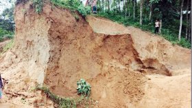 মীরসরাইয়ে পাহাড়ধসে প্রাণ গেলো কিশোরের