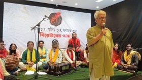 থিয়েটারের গানে মুগ্ধ দর্শক