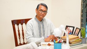 আজিজুল হাকিম যখন একজন নিঃস্বার্থ বাবা