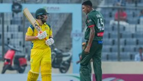 টসে জিতে ব্যাটিংয়ে অস্ট্রেলিয়া