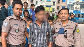 মোবাইল ছিনিয়ে নিয়ে পালানোর সময় হাতেনাতে ধরা যুবক