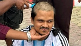 ব্রাজিল সমর্থকদের চাপে মাথা ন্যাড়া করলেন আর্জেন্টিনার ভক্ত