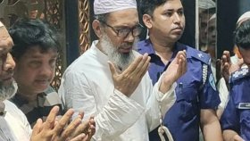 হাতকড়া নিয়ে মায়ের জানাজায় আ.লীগ নেতা, ঘরে খেলেন ভাত