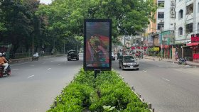 সড়কে আলো-ঝলমলে ডিজিটাল বিলবোর্ড, বিপাকে চালকেরা