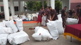 ত্রাণ ভাণ্ডারের পণ্যের সঙ্গে অতিরিক্ত পণ্য, রাজস্ব কর্মকর্তা আটক