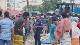 প্রশাসনের উচ্ছেদ অভিযানে হকারদের হামলা, বুলডোজার চালকসহ আহত ২