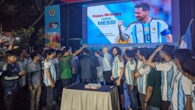 টিএসসিতে মেসির জন্মদিন উদযাপন