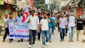 কিশোরগঞ্জে বৈঠা ও লাঠি হাতে নিষিদ্ধ ছাত্রলীগের মিছিল