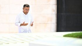 দেশে ফিরে বাবা-মায়ের কবর জিয়ারত প্রধানমন্ত্রীর