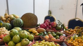 রাজধানীতে বাহারি পাহাড়ি ফলের মেলা