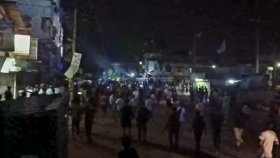 রাতে টর্চলাইট জ্বালিয়ে ৩ ঘণ্টা ধরে সংঘর্ষে একজন নিহত, পুলিশসহ আহত ২০