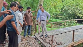 রডের বদলে বাঁশের কঞ্চি দিয়ে ব্রিজ নির্মাণ, ঠিকাদার বললেন ‘দুই পাশে দিয়েছি’