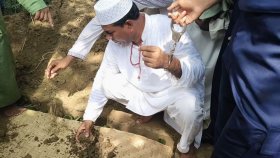 হাতকড়া নিয়ে মায়ের জানাজায় স্বেচ্ছাসেবক লীগ নেতা