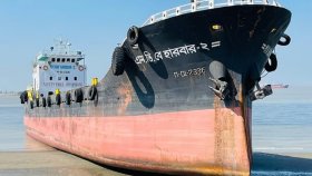 কর্ণফুলী নদীতে ডুবলো লাইটার জাহাজ, ১২ জনকে উদ্ধার