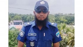 ভিড়ের মধ্যে পুলিশ কর্মকর্তার পিঠে ছুরিকাঘাত