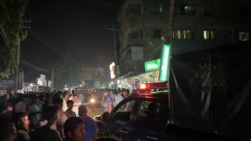 কাভার্ডভ্যানের ধাক্কায় স্বামীর মোটরসাইকেল থেকে পড়ে নারী নিহত