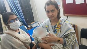ময়লার স্তূপ থেকে তোলা নবজাতককে কোলে নিয়ে ইউএনও বললেন ‘আমি নিজেও মা’
