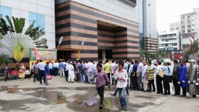 ভারতীয় ভিসাকেন্দ্রে উপচে পড়া ভিড়, কেন ছুটছেন বাংলাদেশিরা